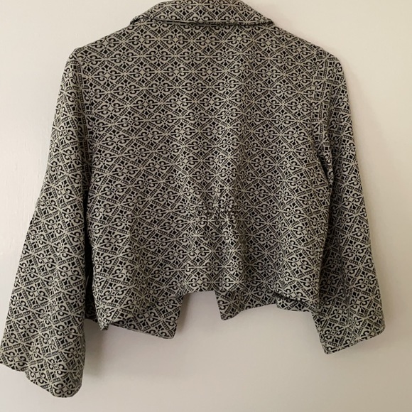 Cropped black and white jacket - Picture 2 of 6